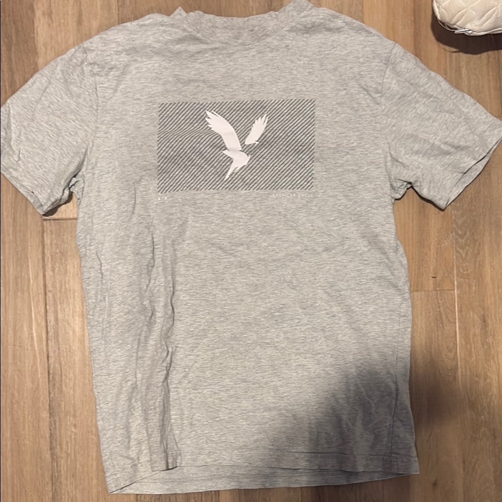 American Eagle Outfitters Gray Short Sleeve Tee with Bird Graphic